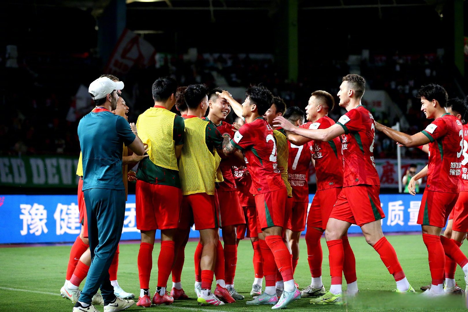 法国队鏖战中国队,梁靖崑扛起全队 法国队鏖战中国队,梁靖崑扛起全队