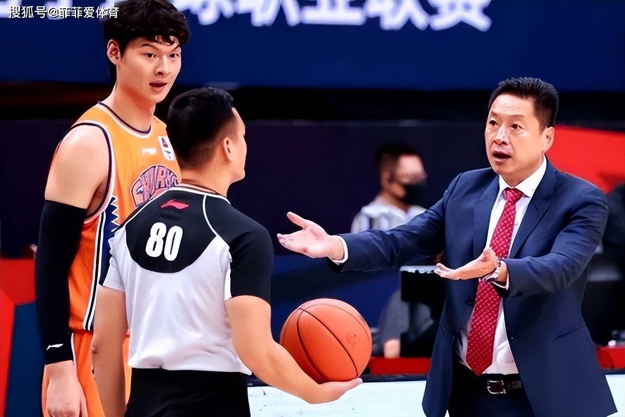 上海队险胜雄鹿,陶汉林点燃赛场 上海队险胜雄鹿,陶汉林点燃赛场